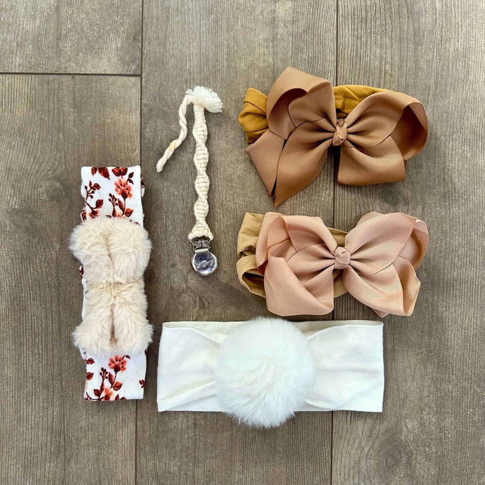 Baby girl boho accessory lot

Headbands and pacifier clip